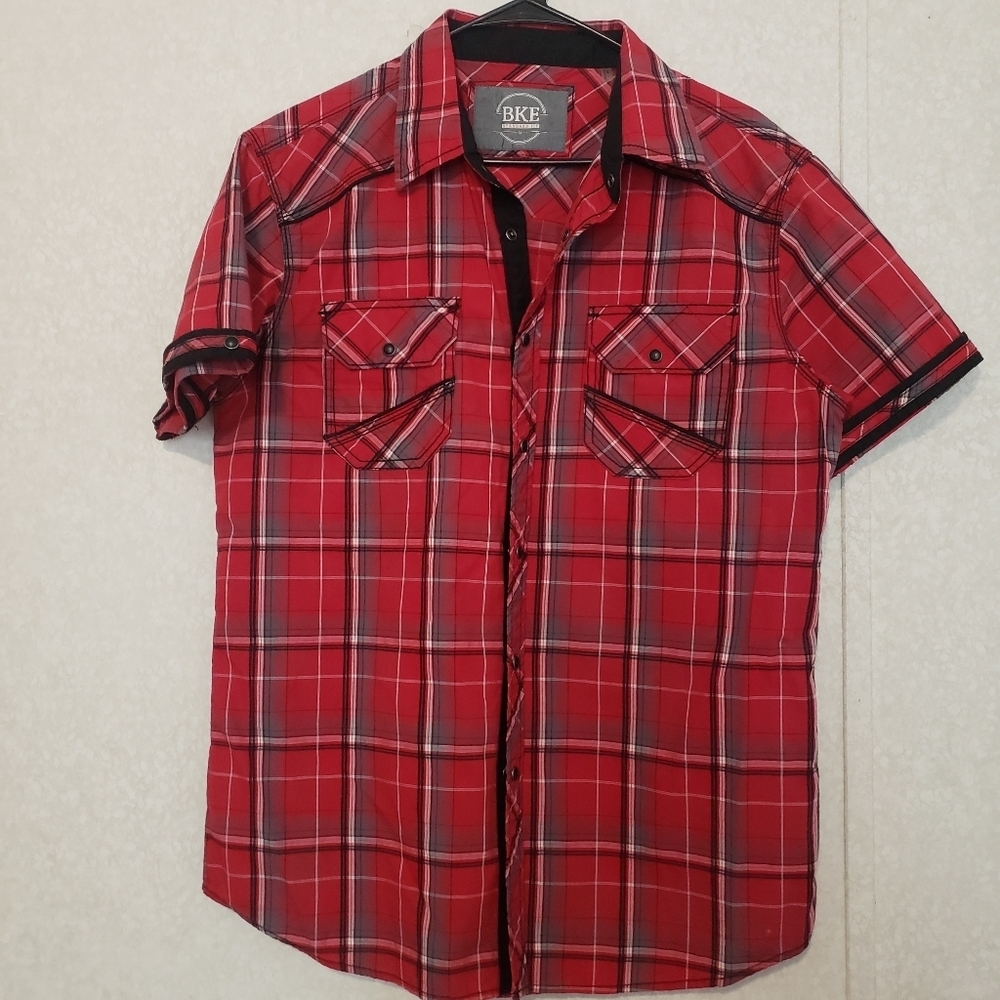BKE SHORT SLEEVE BUTTON UP SHIRT ..SIZE: L. COLOR:PLAID-RED-BLACK